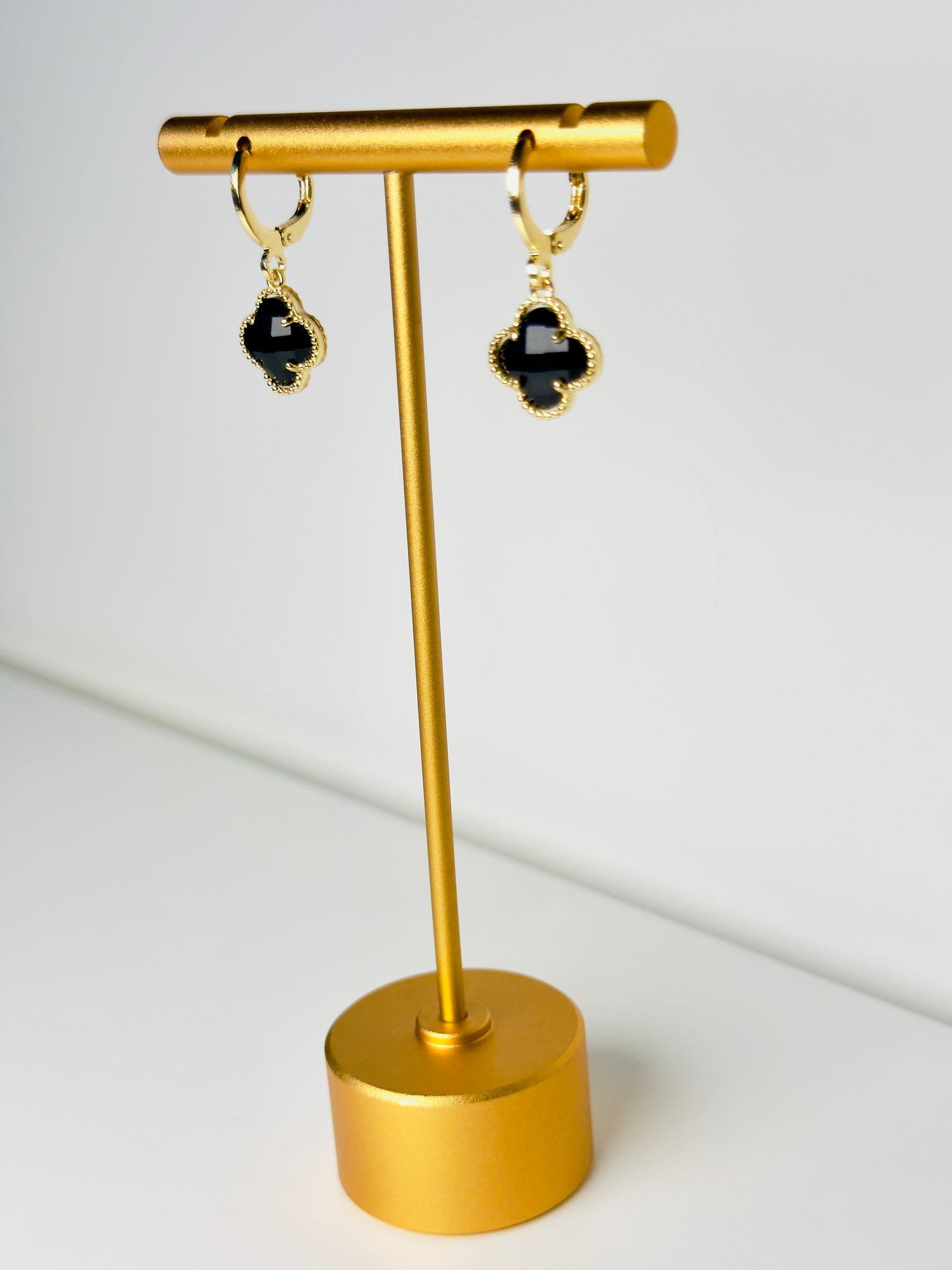 DELICATE INSPIRATION HOOP EARRING BLACK IN 18K GOLD PLATED