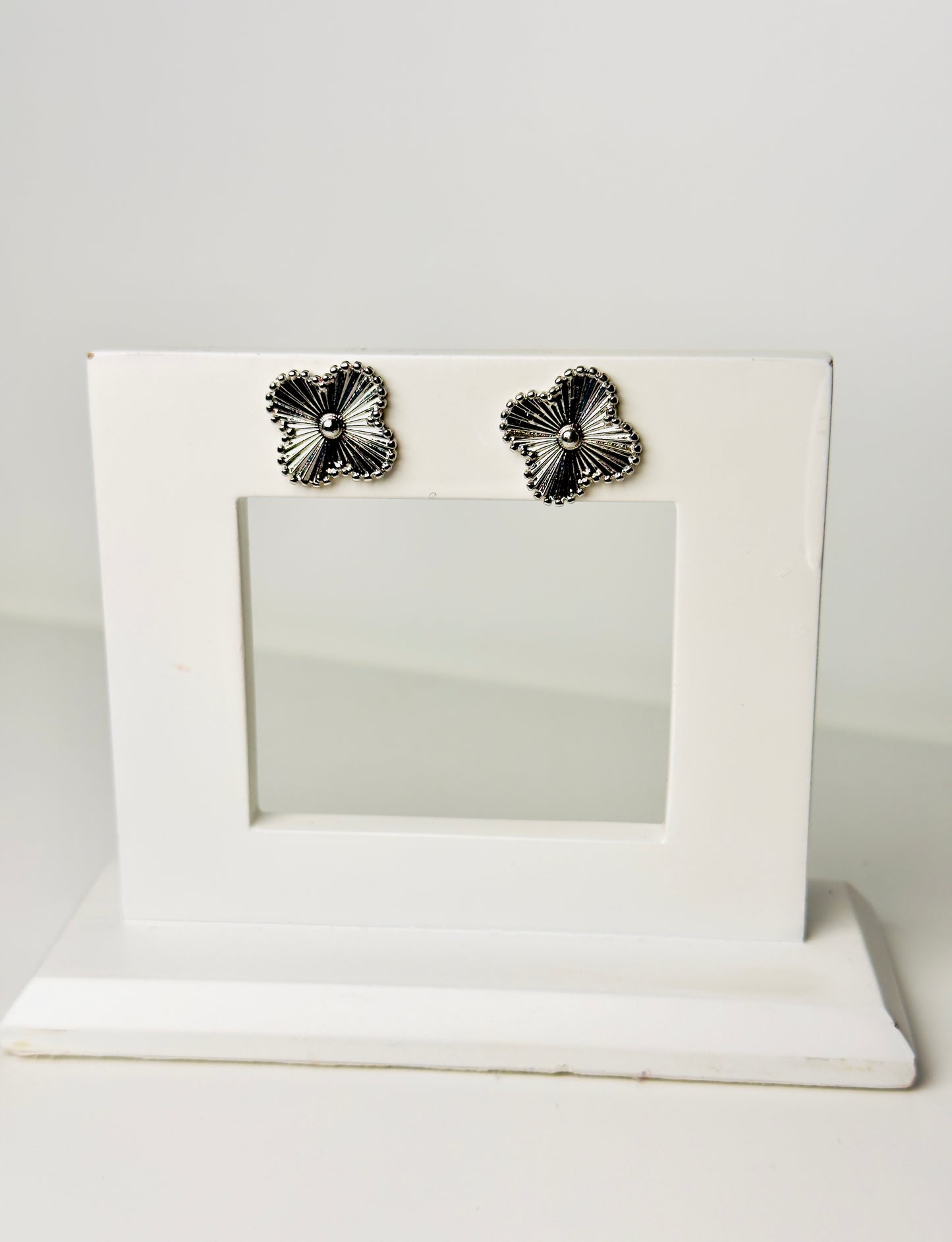 FLOWER EARRING CHIC IN WHITE RHODIUM PLATED