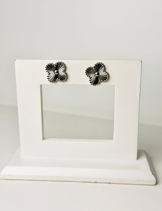FLOWER EARRING CHIC IN WHITE RHODIUM PLATED
